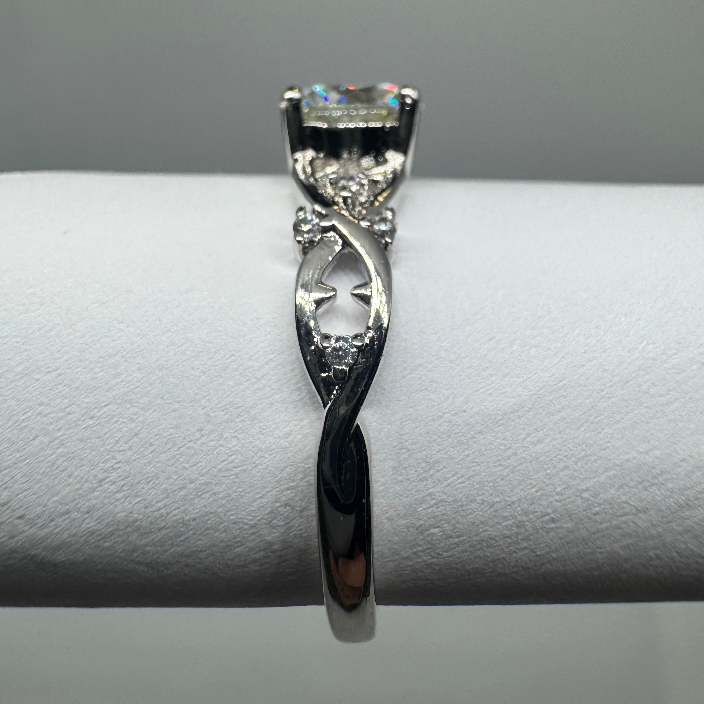“The Leaf Halo” 1Carat Lab-Grown Moissanite Ring – 18K White Gold Plated
